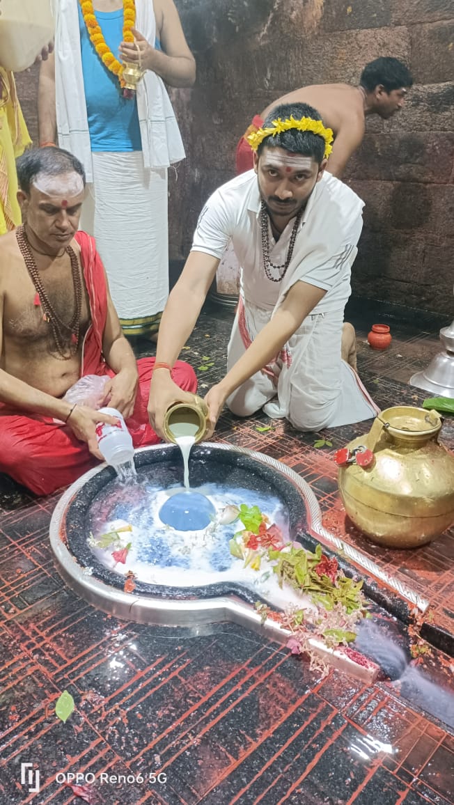 More moments from Dugdh Abhishekam