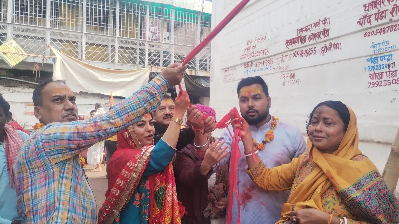 A couple tying the sacred gathbandhan threads at Baidyanathdham