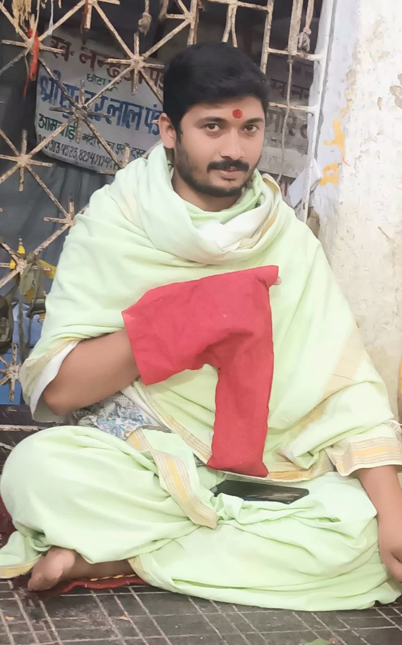 Pujari performing Mahamrityunjay Jaap at Baidyanathdham