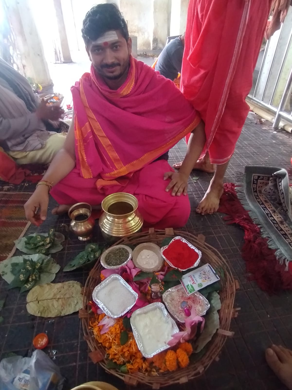 Pujari with the panchopchar puja thali at Baidyanathdham