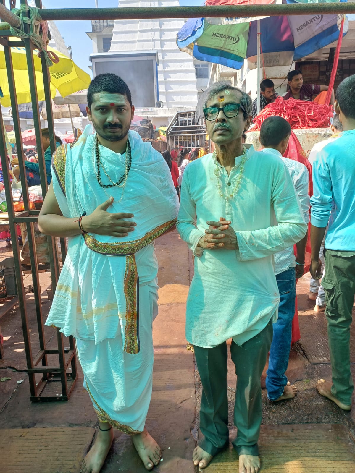 Devotees with our pujari at Baidyanathdham