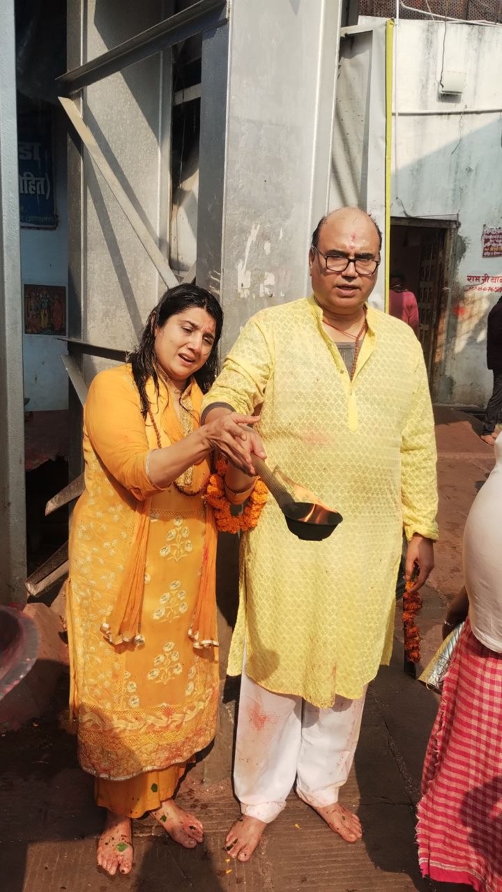 Devotees with our pujari after their puja